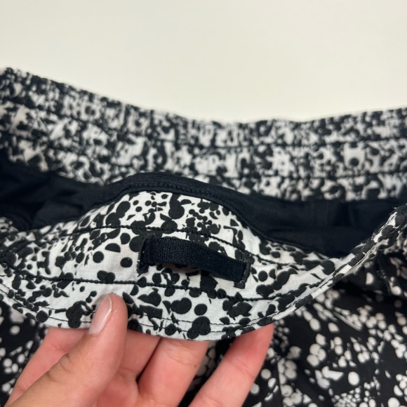Lululemon Hotty Hot Shorts 2.5” Women’s Size 4 Chirasu Black /Alpine White - Picture 2 of 7